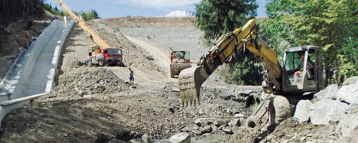 Work on regulating the open channel below the dam