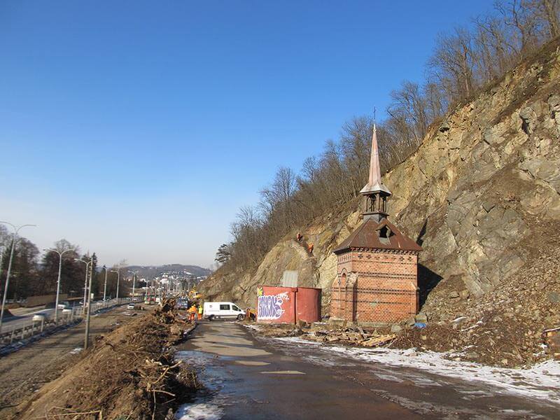 Čištění skalních stěn v blízkosti jižního portálu budoucího tramvajového tunelu, v popředí kaplička sv. Antonína. která zůstane zachována